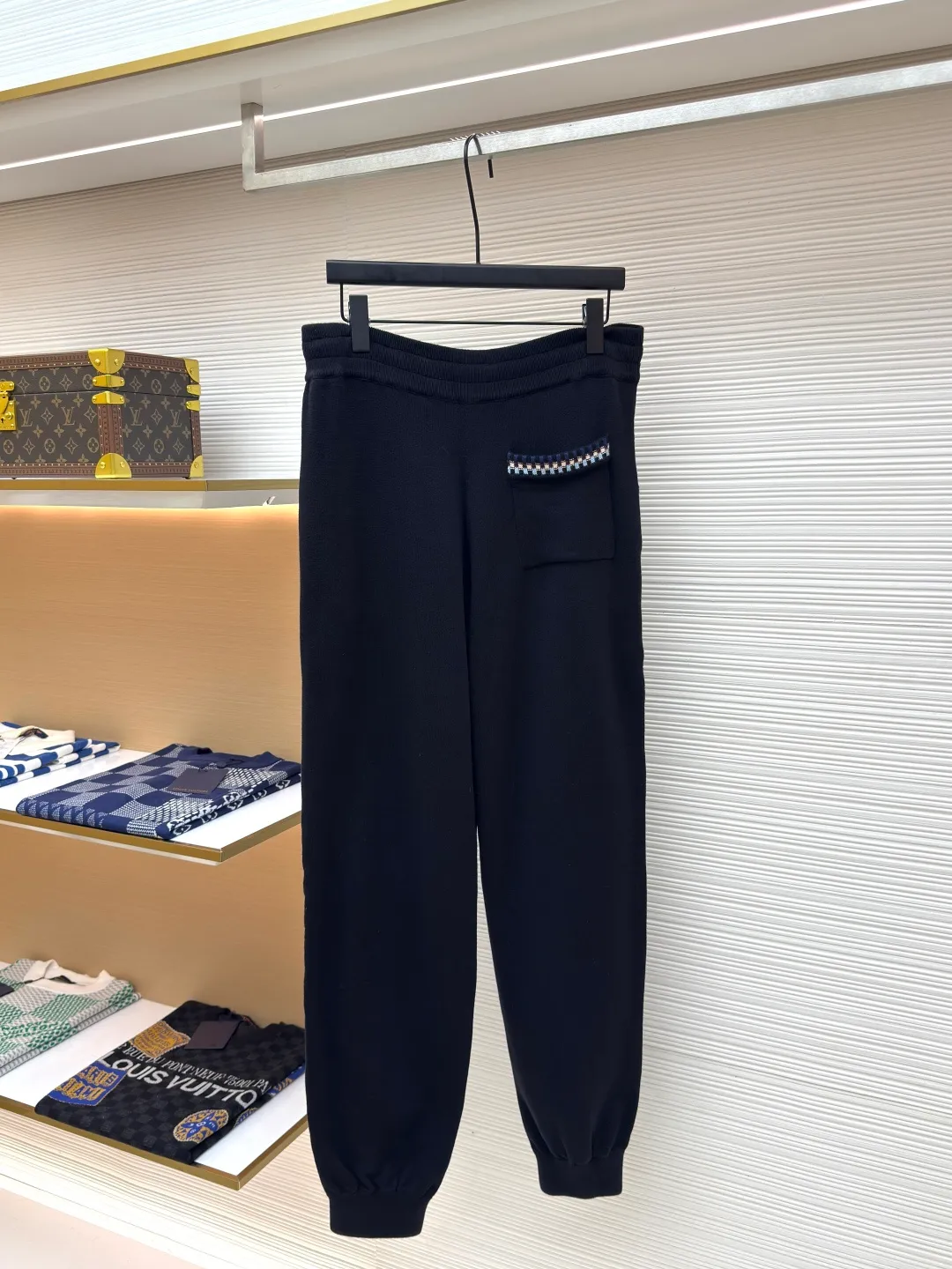 LOUIS VUITTON LOGO embroidered elastic waist trousers ●Authentic product: Purchased and developed by 15210 ●Item number: 1680056-B10 ●Fabric: combed cotton yarn fabric ●Technology: knitting ●Version: fitted version ●Weight: about 615 grams ●Size: XS-S-M-L ●Description: Made of combed cotton yarn It adopts German imported machine (SOTO) 14 knitting machine, the jacquard part adopts Japanese (Shima Seiki) 7-needle knitting, wool jacquard, imported embroidery, customized 1:1 zipper and customized 1:1 trademark. The overall wiring is straight and delicate, the fabric is comfortable and soft, and the color is consistent without color difference. It can be matched with the same style to create a fashionable look and control various occasions. Customized accessories, complete with three standards, same style for men and women!